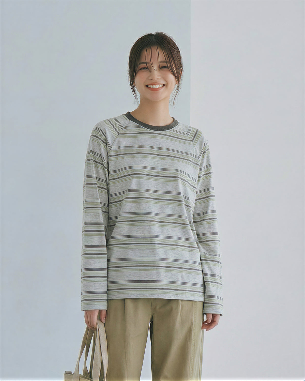 ライトグレー 細ボーダー ゆったりドロップショルダー 長袖Tシャツ