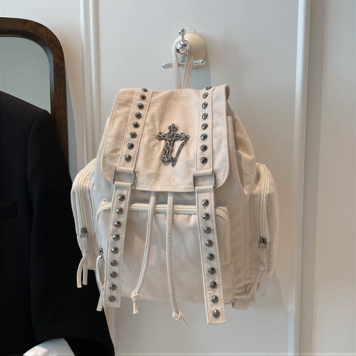スタッズフラップ マルチポケット バックパック