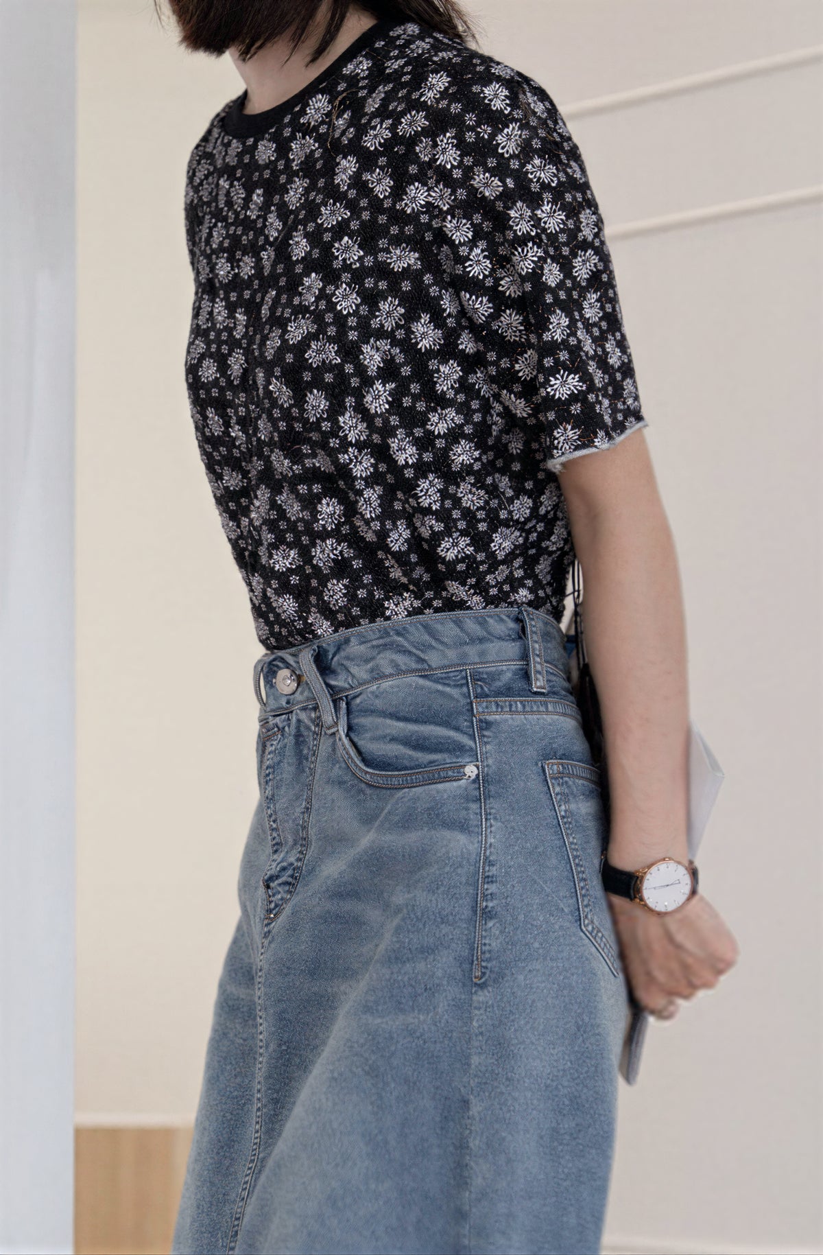 ブラック小花柄スリム半袖Tシャツ