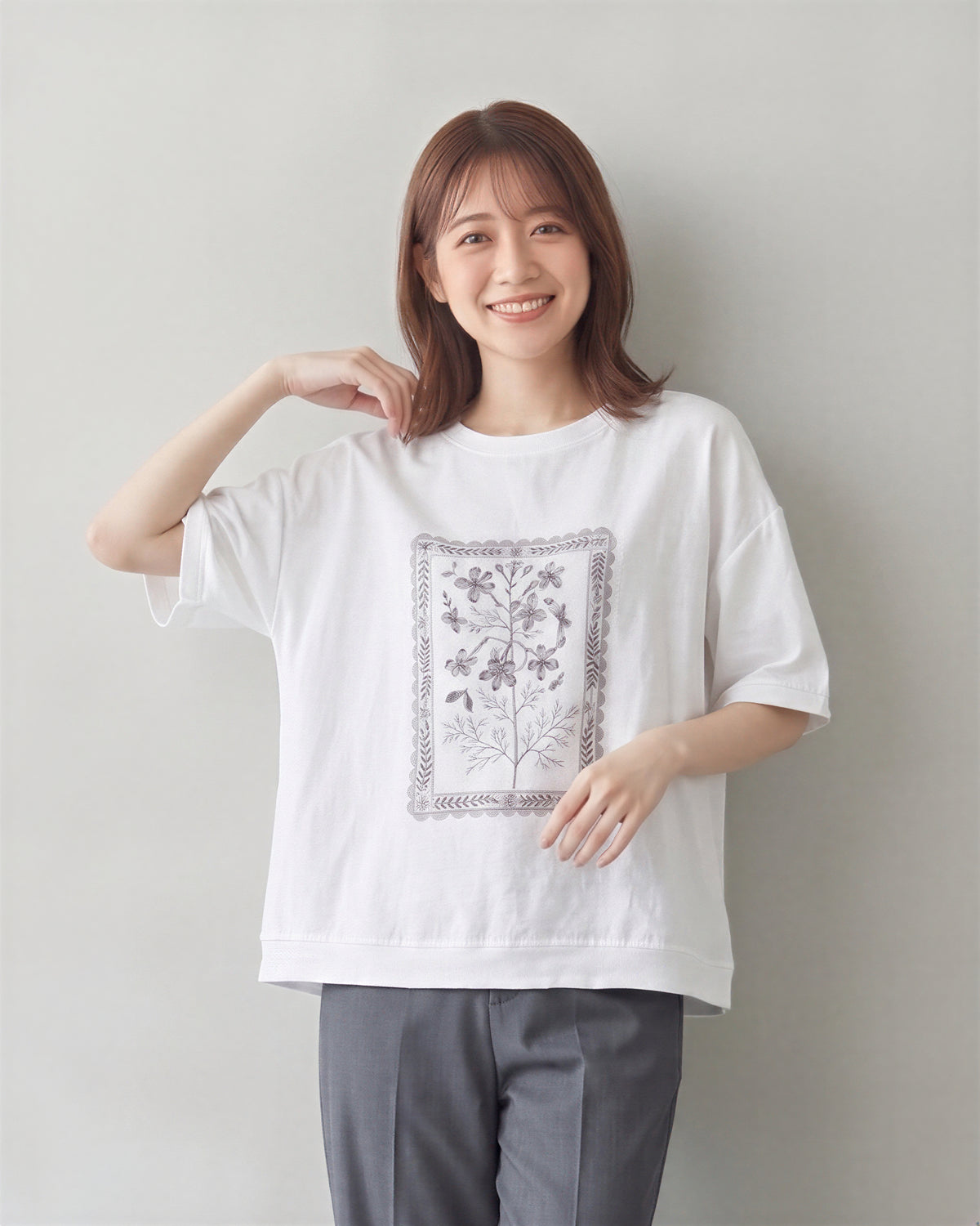 ゆったりドロップショルダー フラワープリントTシャツ