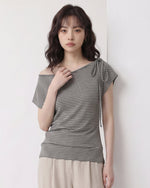 ワンショルダー風リボン付きボーダーTシャツ