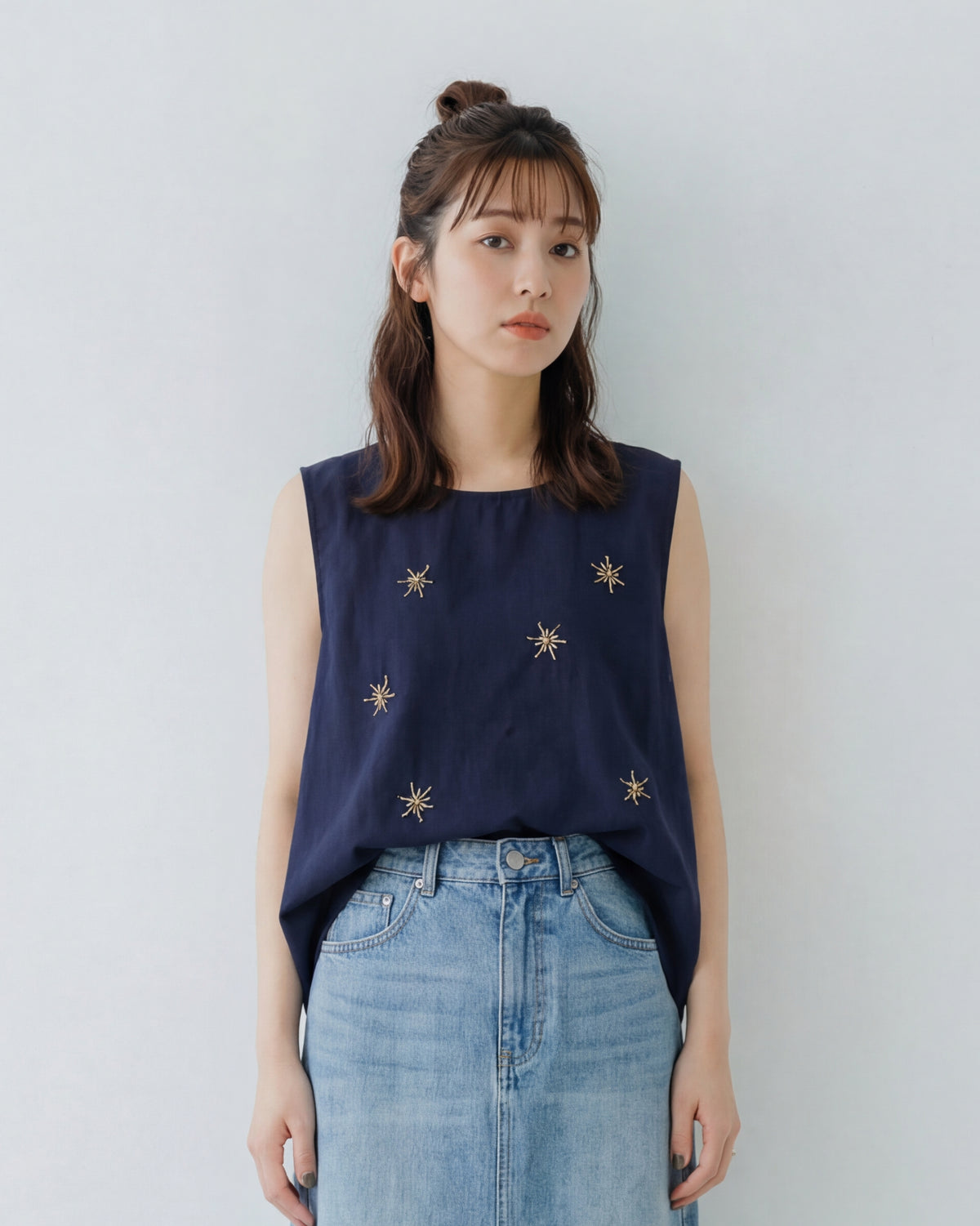 スター刺繍 クルーネック ノースリーブタンクトップ
