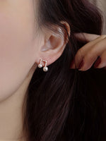 【S925シルバーポスト】繊細な音符 パールアクセント 輝くスタッドピアス