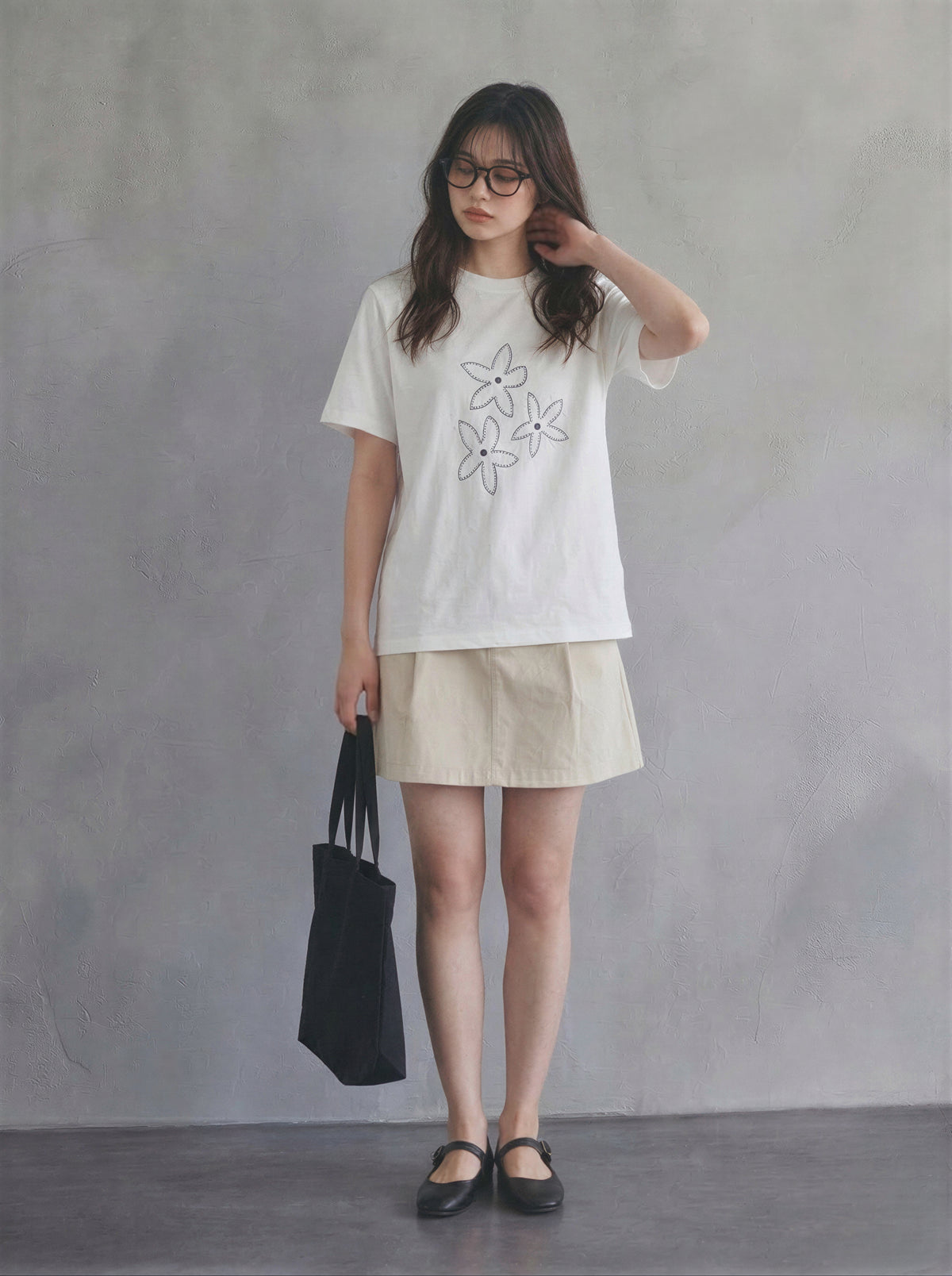 フラワーライン刺繍 ゆったりストレート クルーネック 半袖Tシャツ