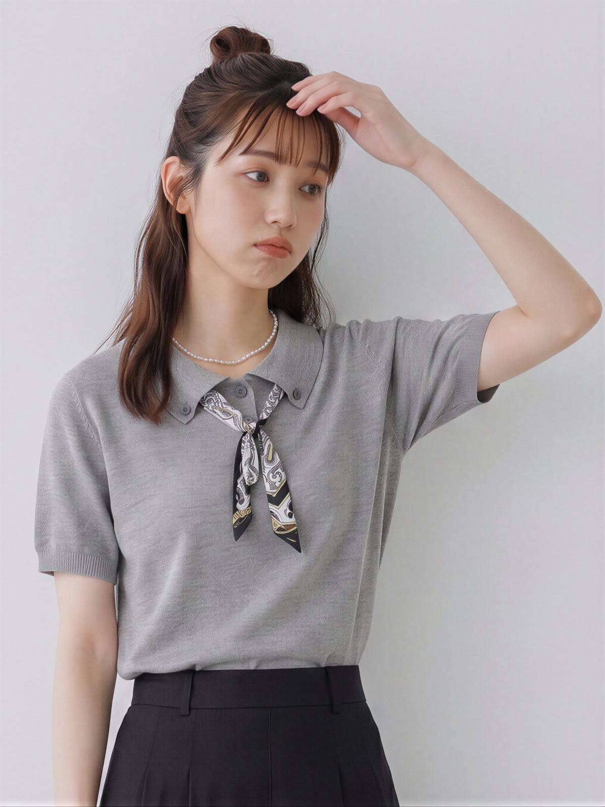 グレー リボン付き襟付き半袖ニット