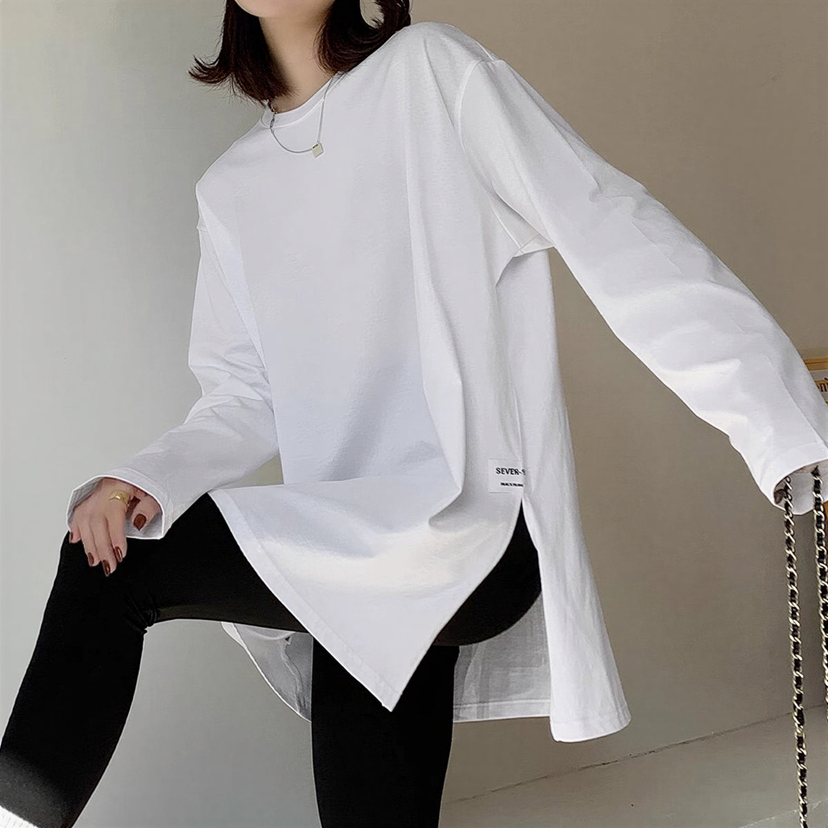 【秋新作】【全2色】S~2XL ゆったりドロップショルダー スリット入り長袖Tシャツ
