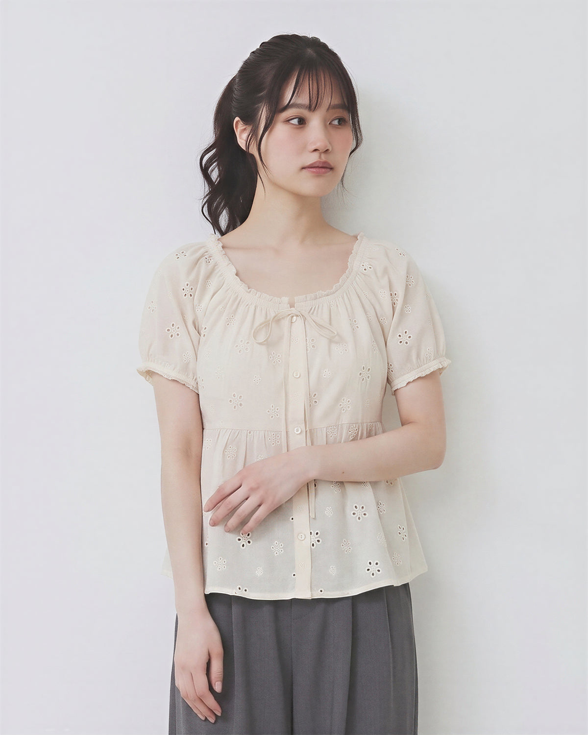 ドローストリングネック パフスリーブ カットワーク刺繍ブラウス-ベージュ-L