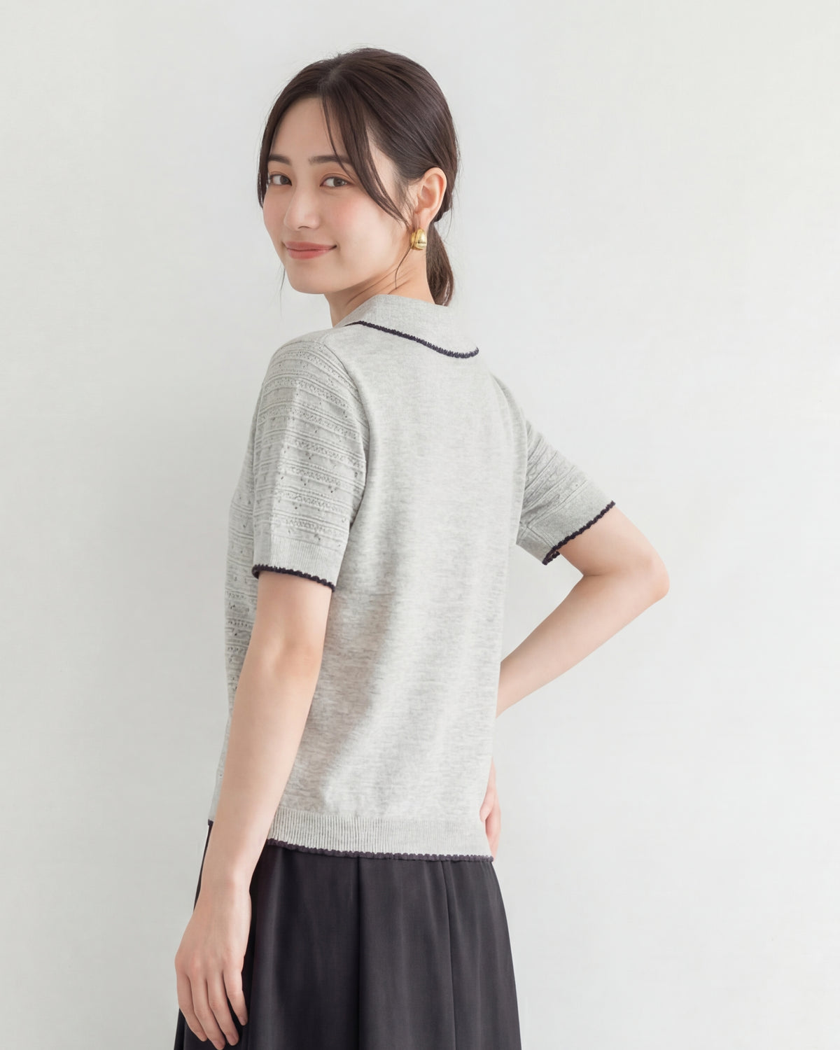 配色パイピングのポロ襟 透かし編み柄 ほどよくシェイプするニットTシャツ