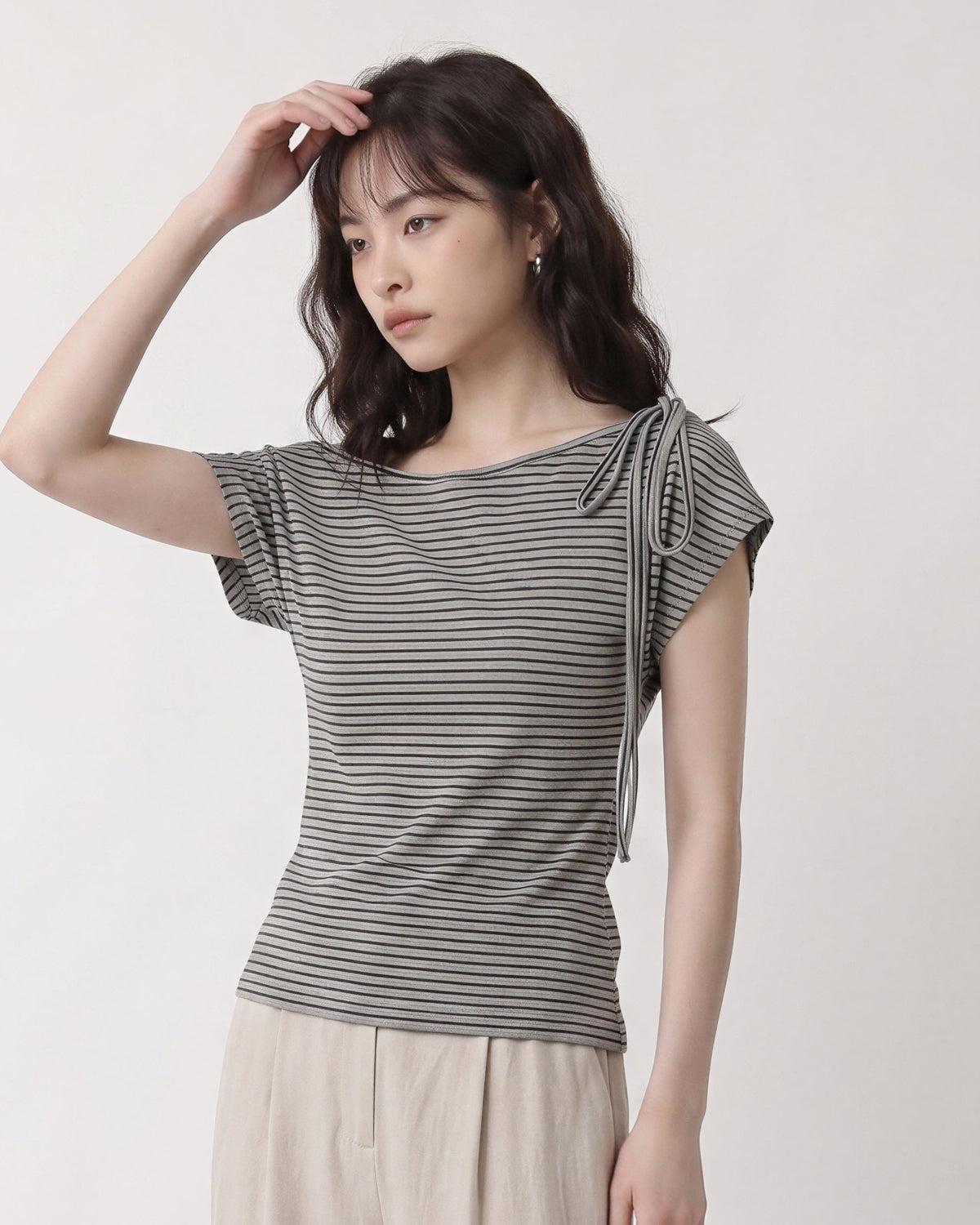 ワンショルダー風リボン付きボーダーTシャツ