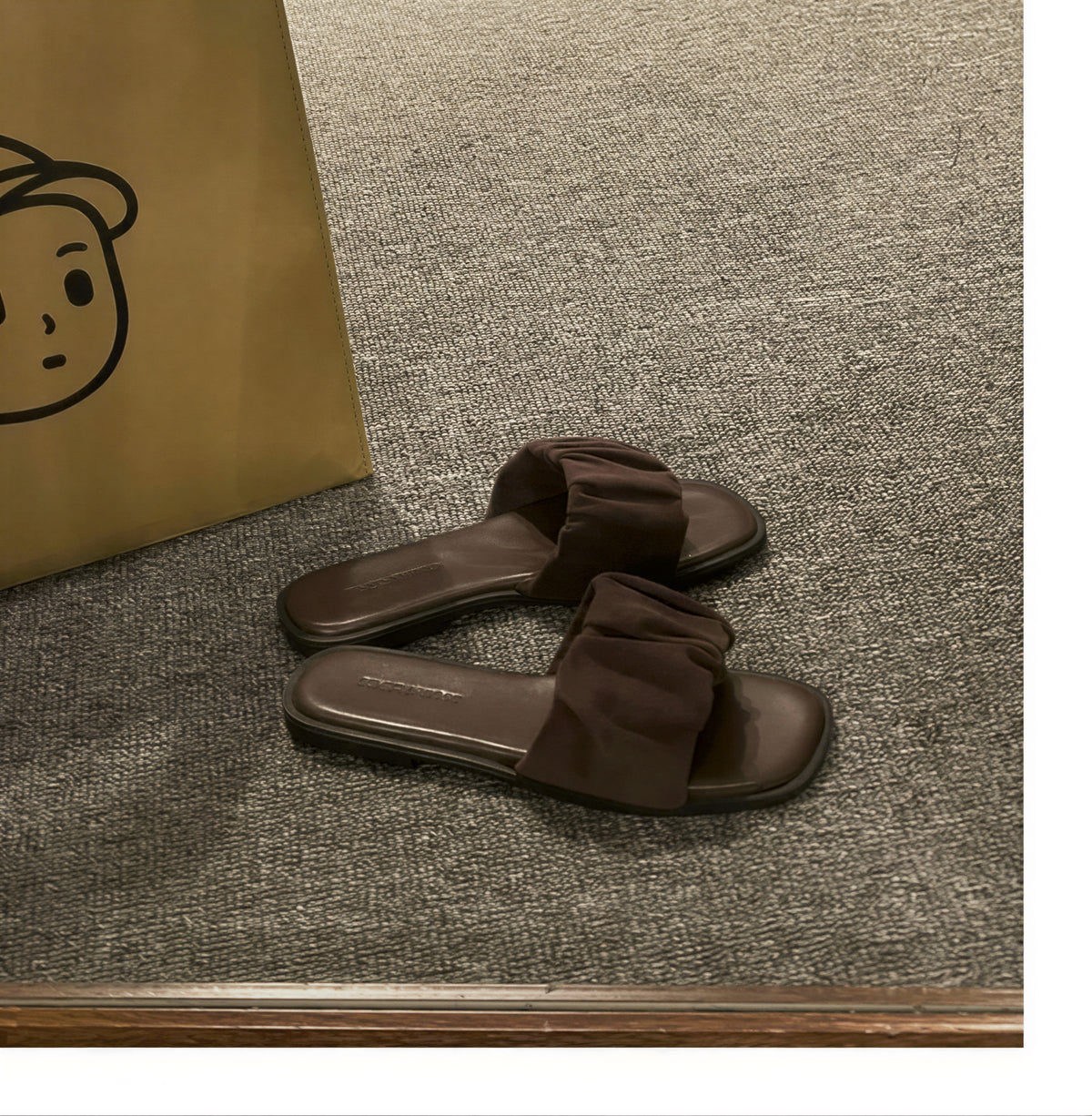 ギャザーワイドストラップ ソフトボア包み込み フラットスライドサンダル