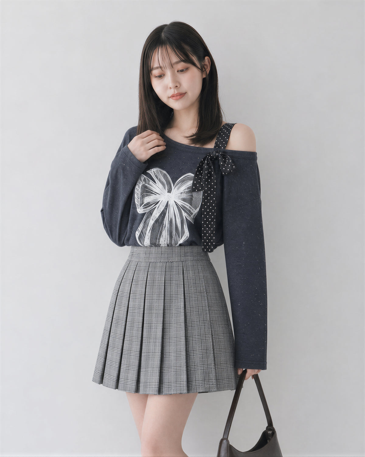 【全2色】M~2XL オフショルダー リボンプリントTシャツ