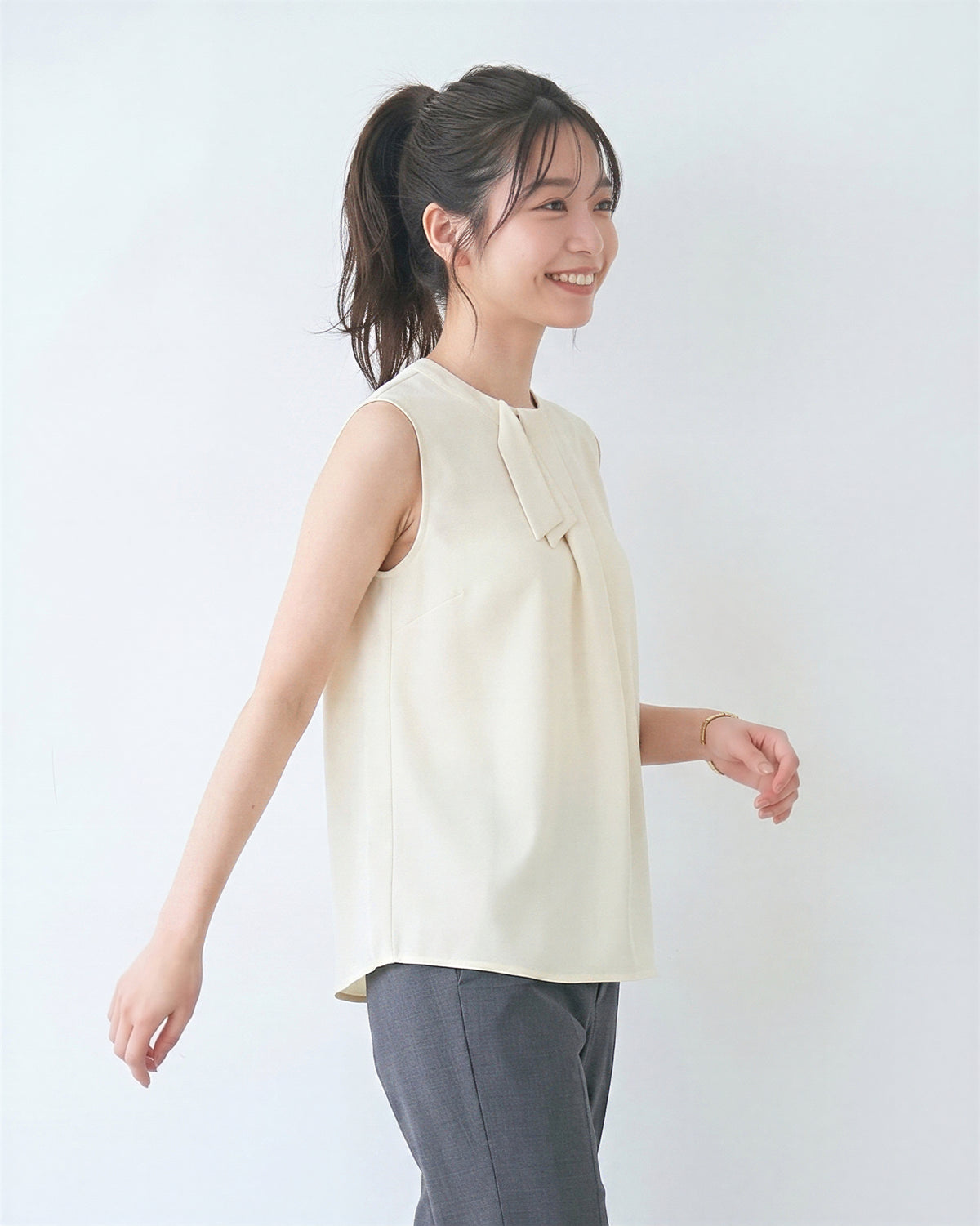 ボウタイ付きスタンドカラー ドレープノースリーブブラウス-ベージュ-XL