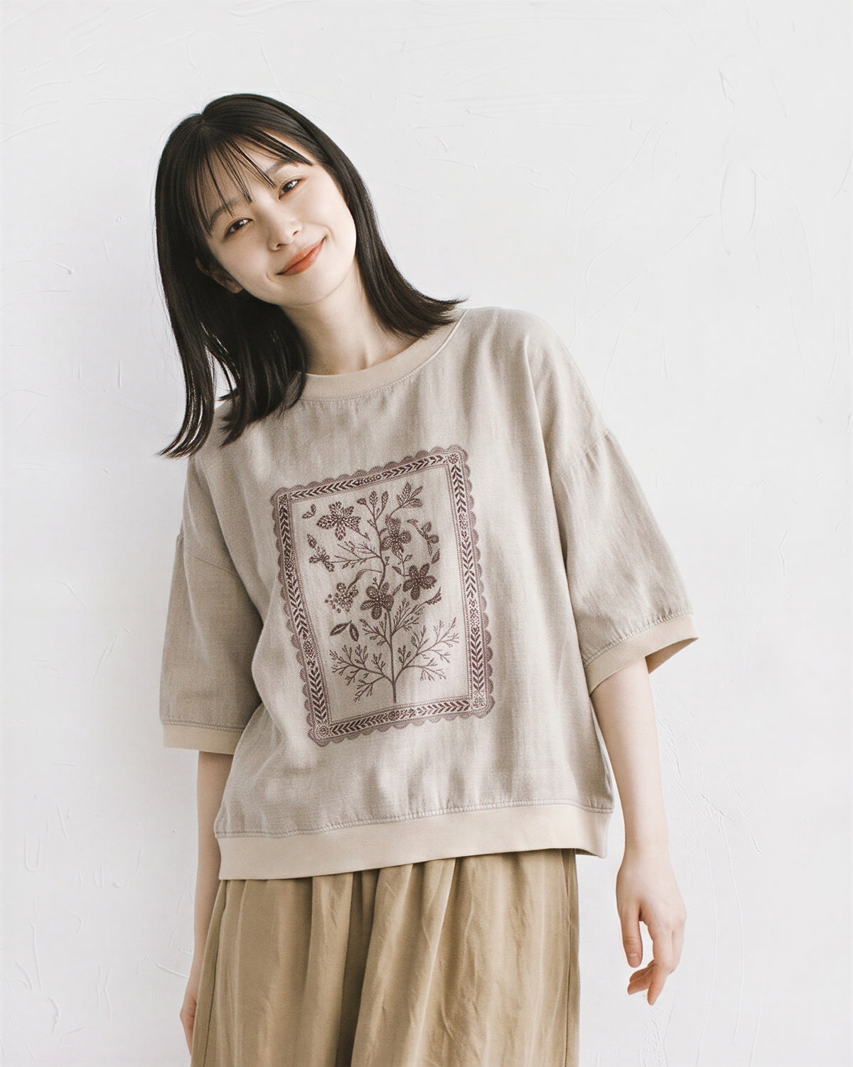 ゆったりドロップショルダー フラワープリントTシャツ
