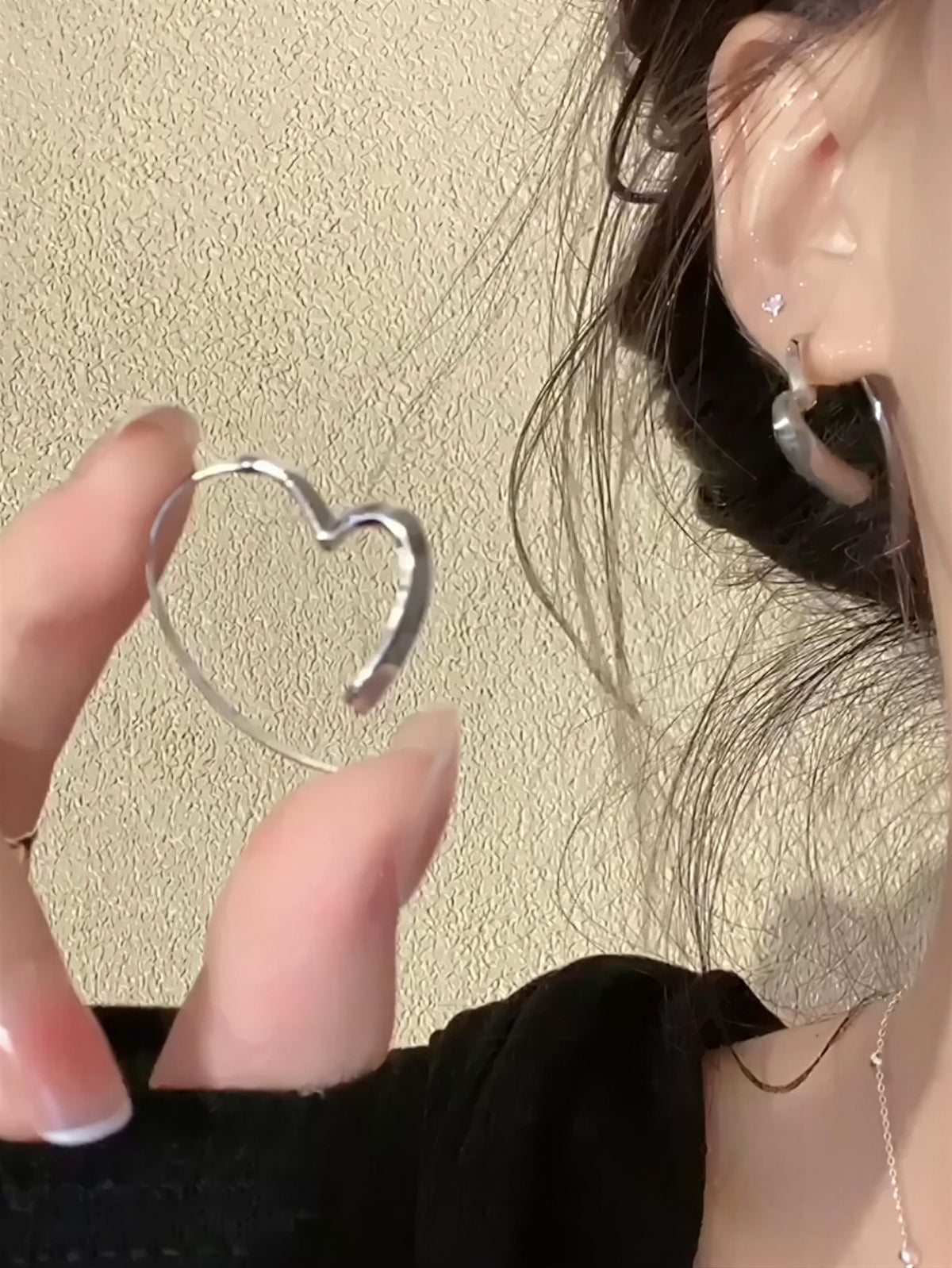 繊細ラインの立体シルエット ハートピアス