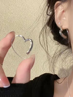 繊細ラインの立体シルエット ハートピアス