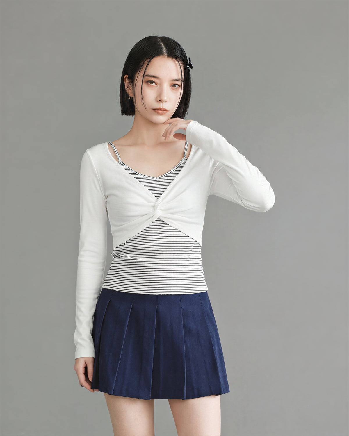 ツイストデザイン ショート丈 Vネック レイヤード風 長袖Tシャツ