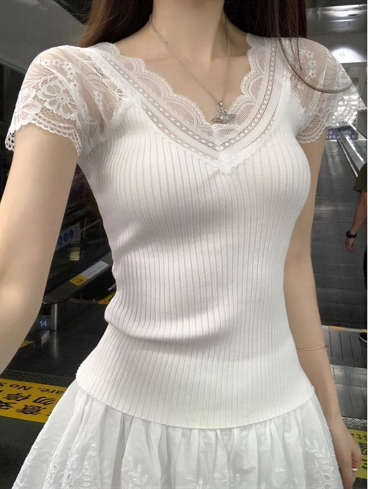 レースVネック 細リブ フィット 見せ肩 半袖Tシャツ