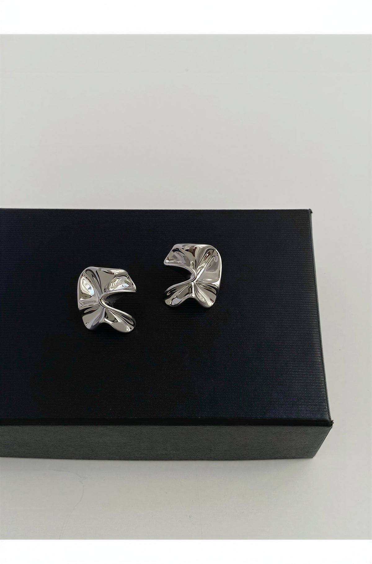 シルバー 立体プリーツ フラワーペタルピアス