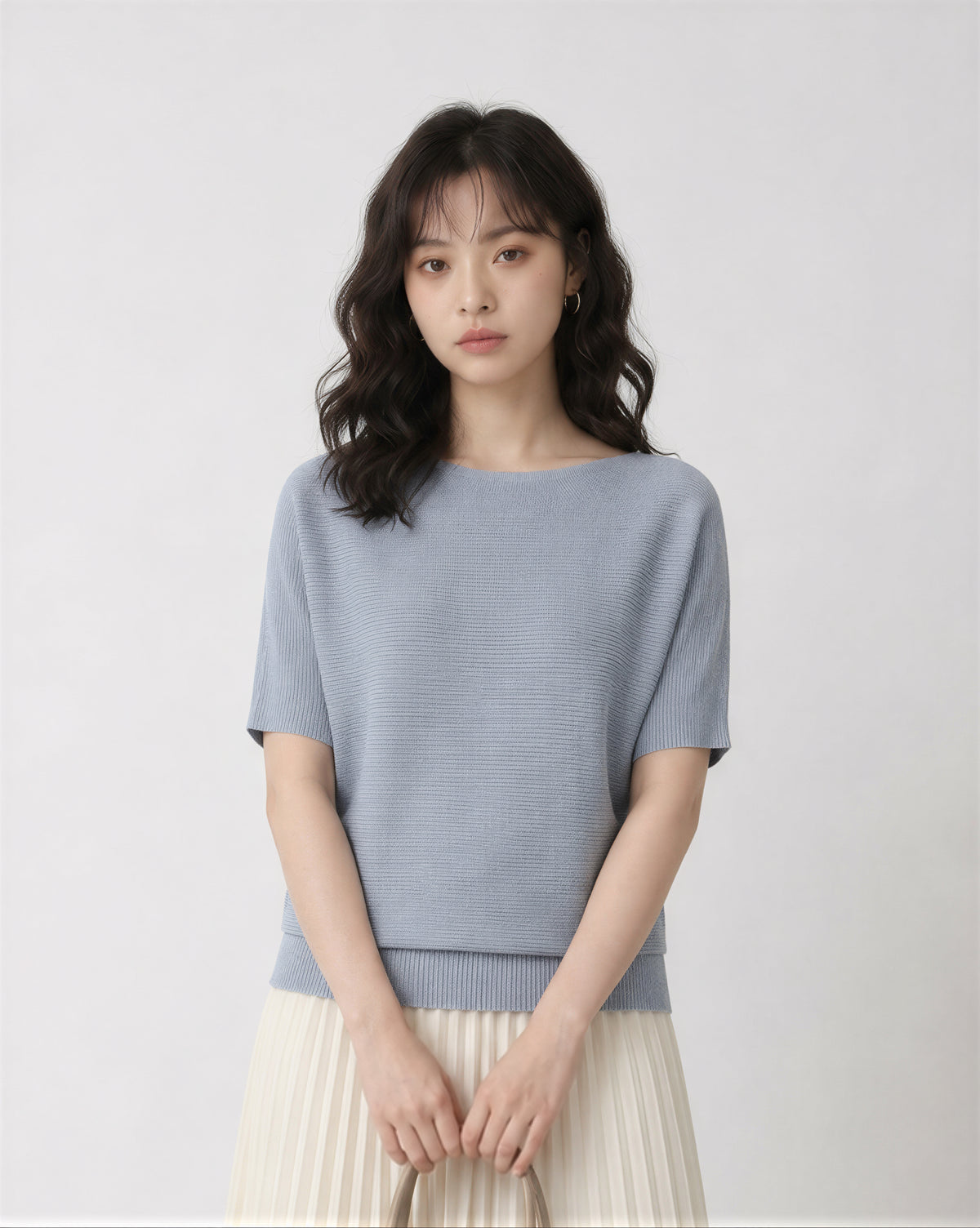 ゆったりシルエットのドロップショルダー リブニット