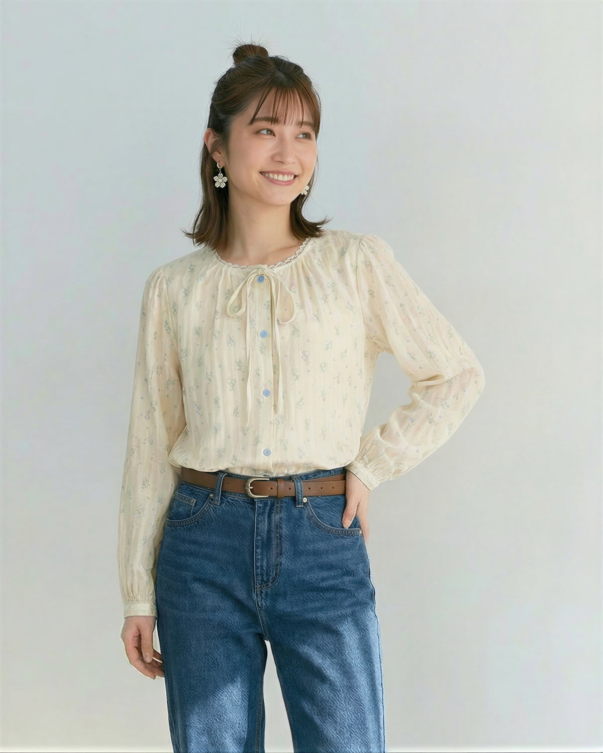 リボン付き ラウンドネック 小花柄 ギャザー感 長袖シャツ