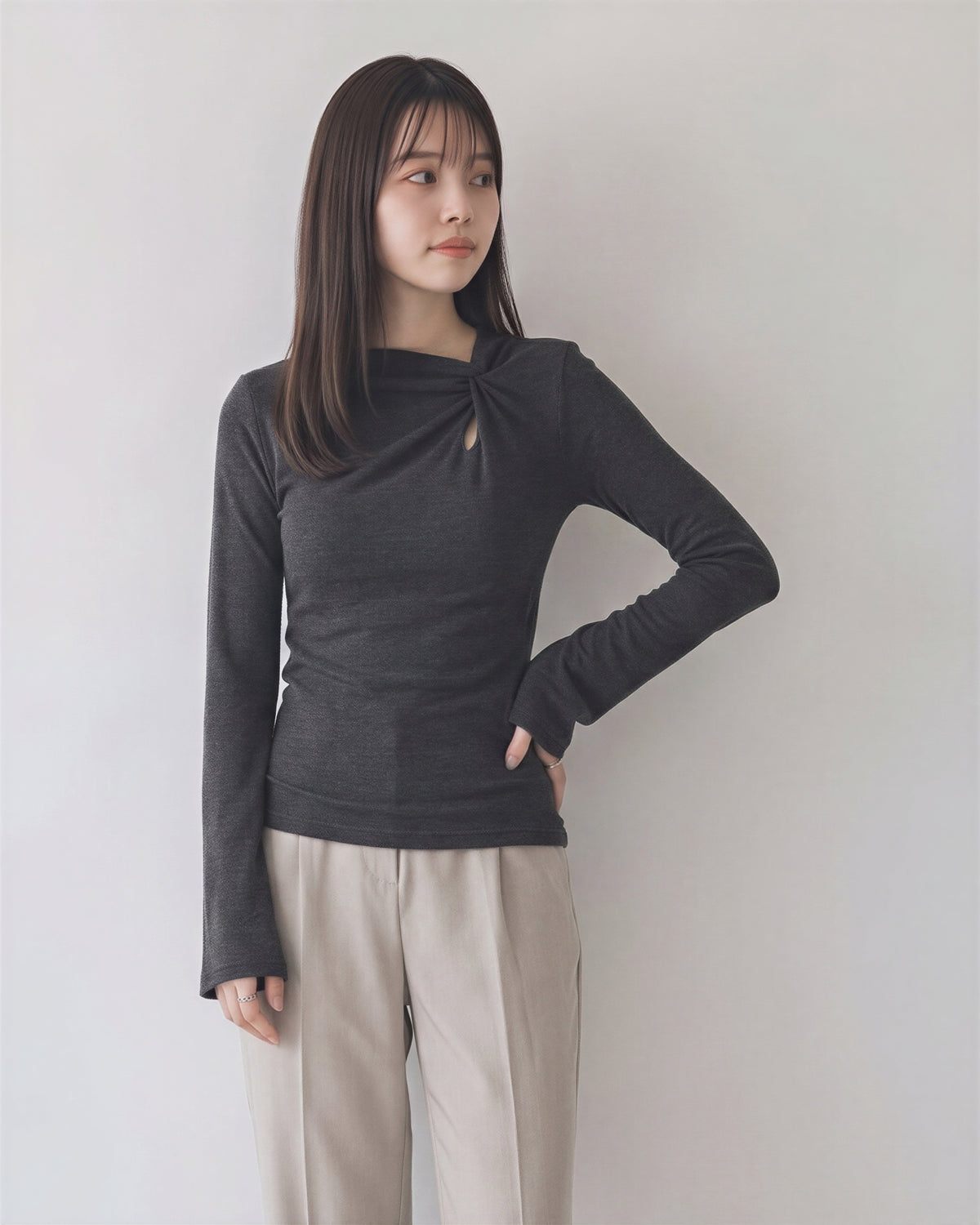 【秋新作】ツイストカットアウト スリムフィット フレアスリーブTシャツ