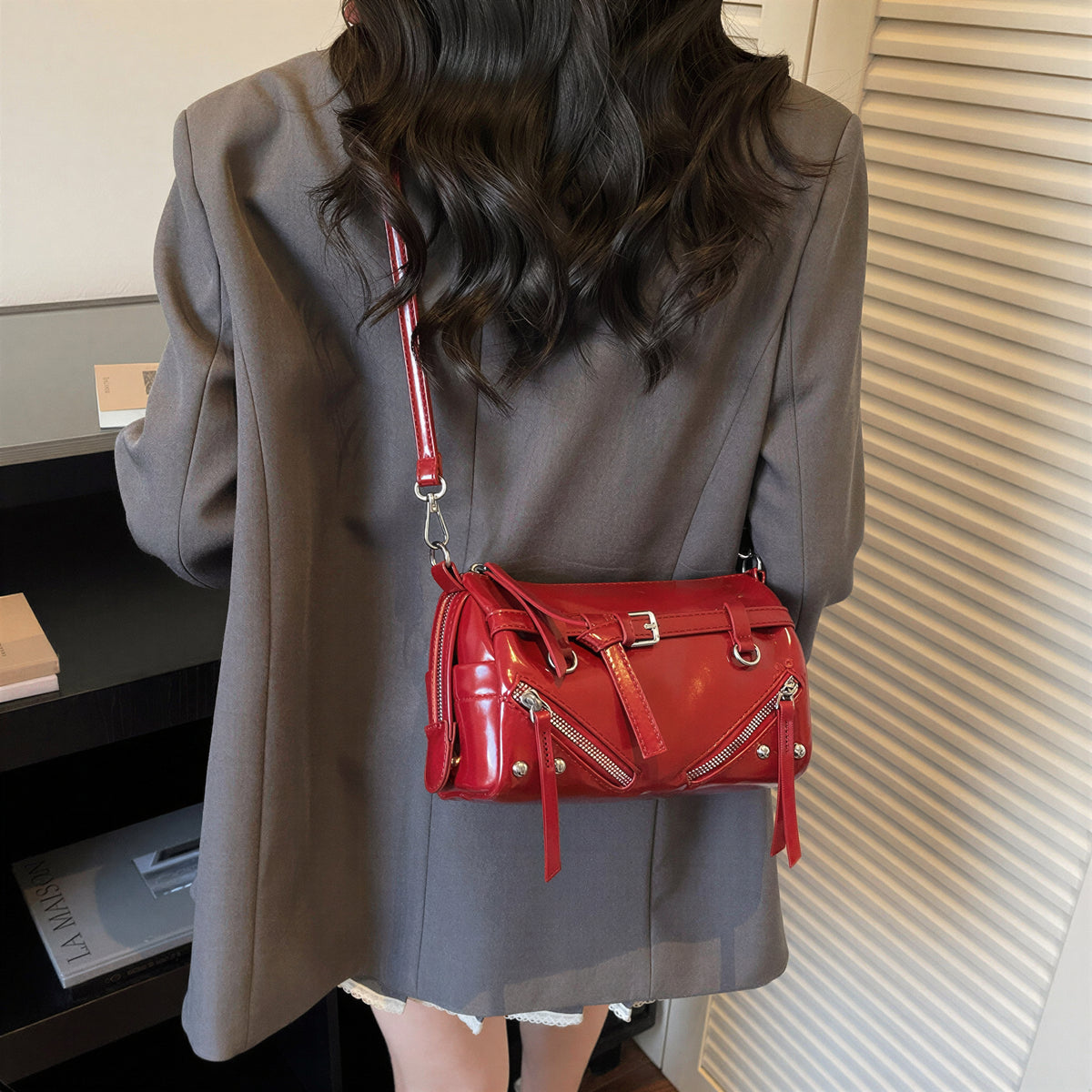 バイカージップディテール グロッシーバゲットバッグ