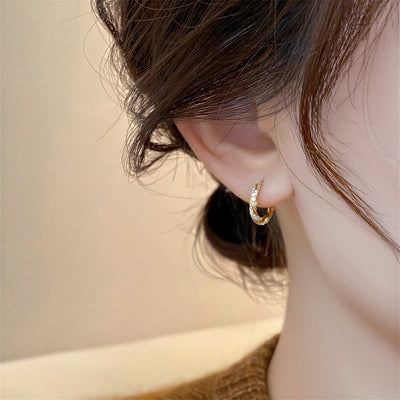 ダイヤ風の輝き 小ぶりなフープ リングピアス-きんいろ-FREE
