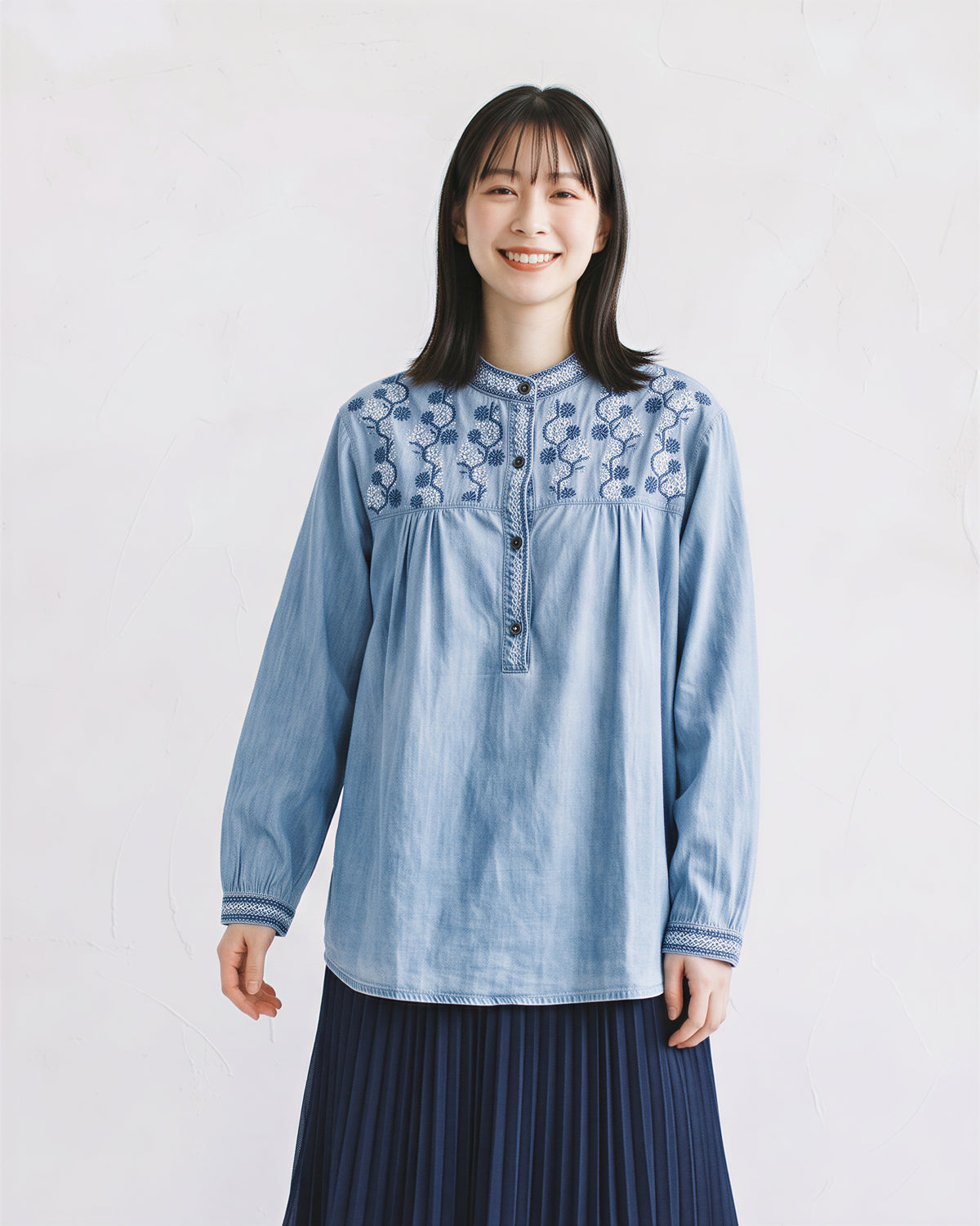 刺繍入りスタンドカラーゆったりシャツ