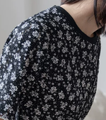 ブラック小花柄スリム半袖Tシャツ
