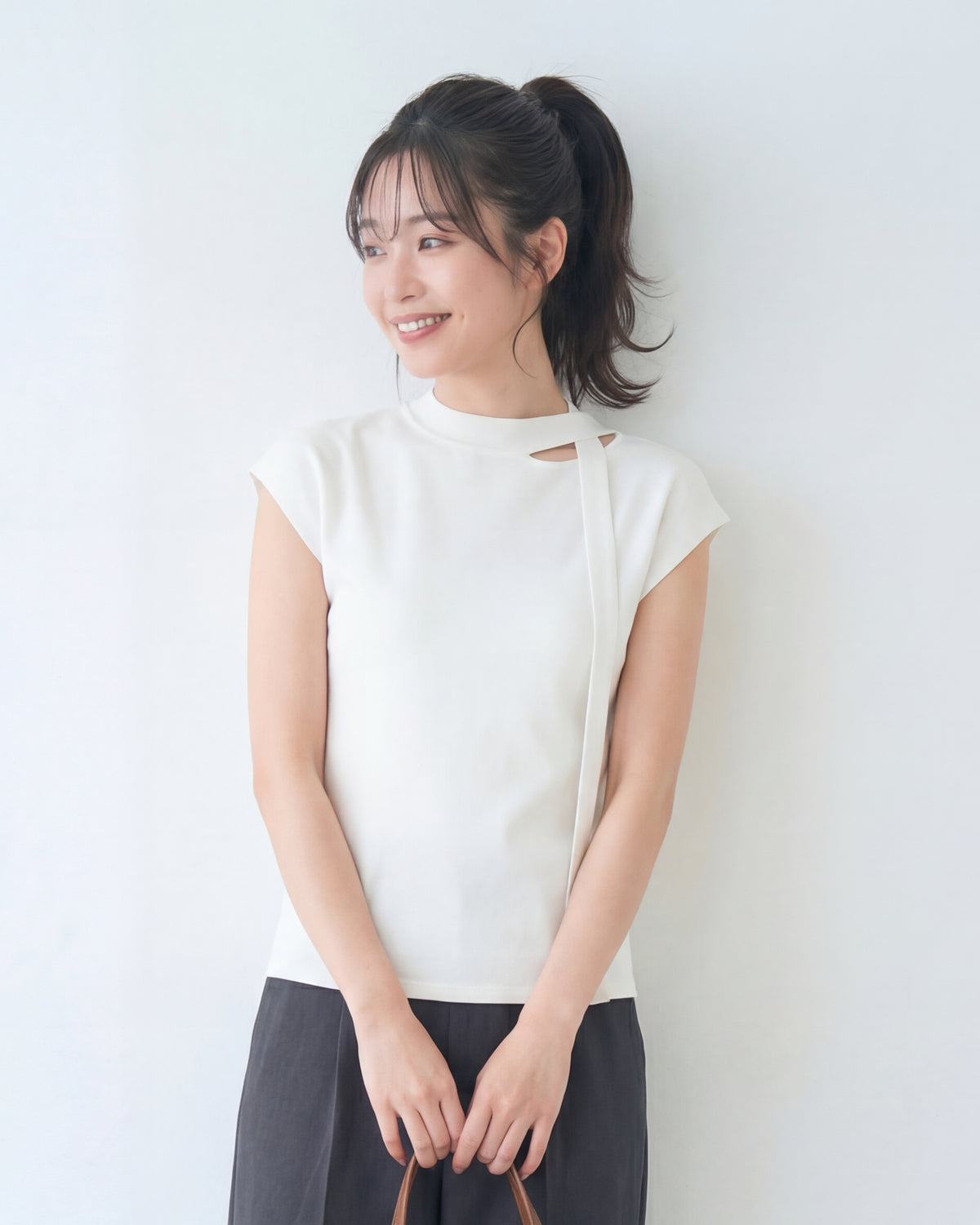 ラウンドネック＆リボンデザイン すっきり見え半袖Tシャツ