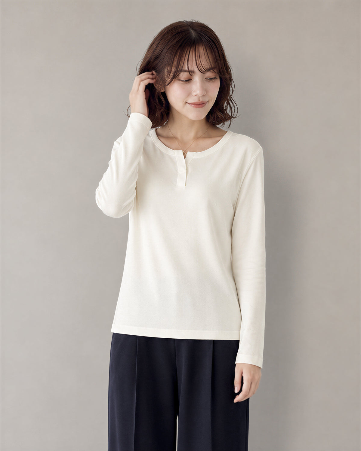 スモールVスリットネック スリムフィット長袖Tシャツ-ホワイト-L