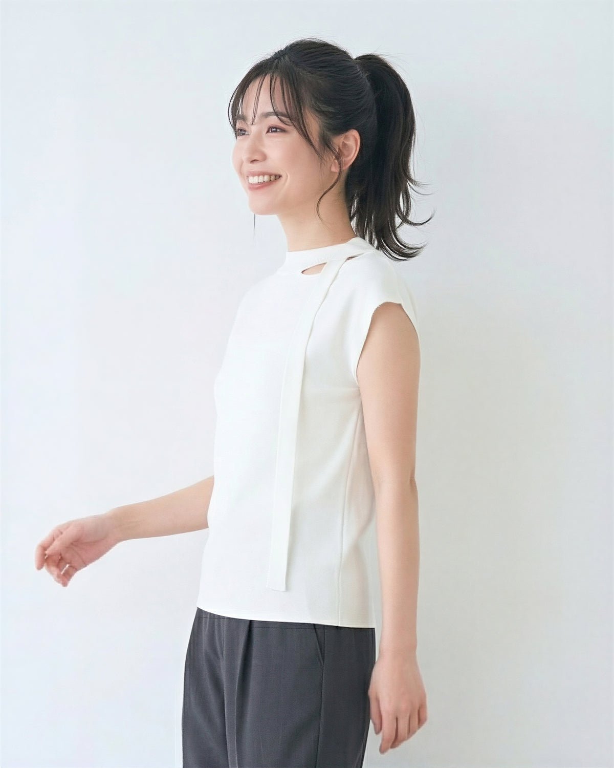 ラウンドネック＆リボンデザイン すっきり見え半袖Tシャツ
