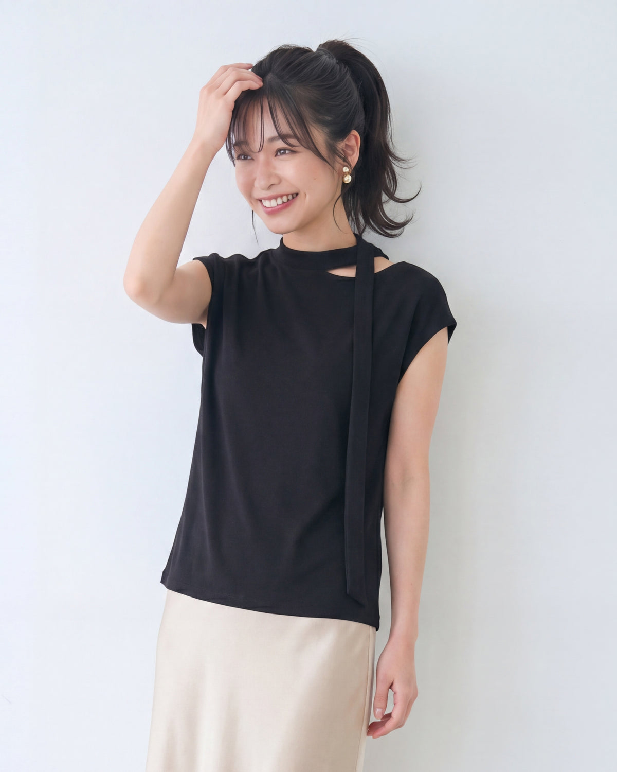 ラウンドネック＆リボンデザイン すっきり見え半袖Tシャツ