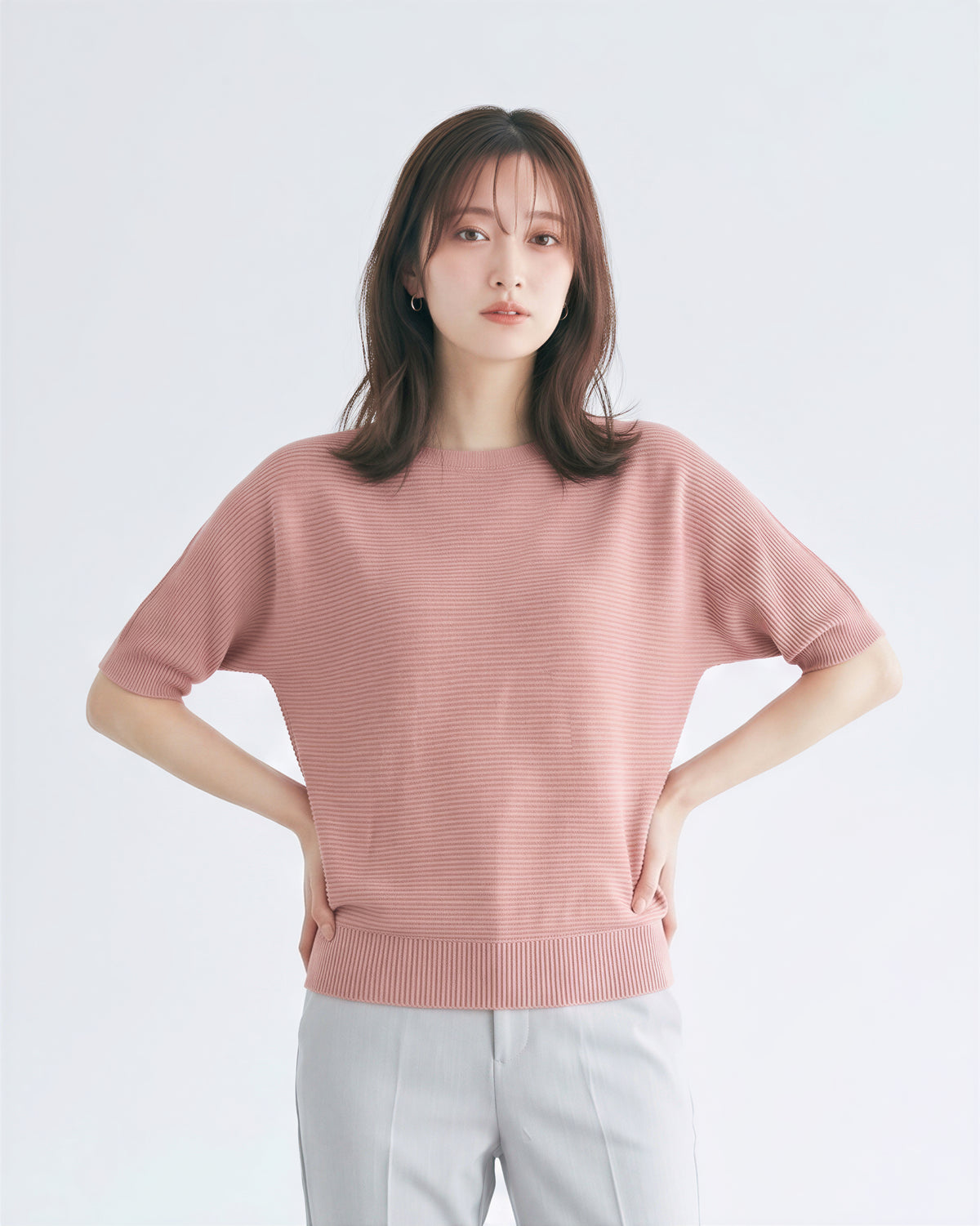 ゆったりシルエットのドロップショルダー リブニット