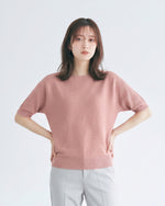 ゆったりシルエットのドロップショルダー リブニット