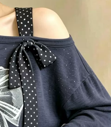 【全2色】M~2XL オフショルダー リボンプリントTシャツ