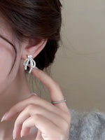 パールをあしらった 透かしリボン リボンピアス