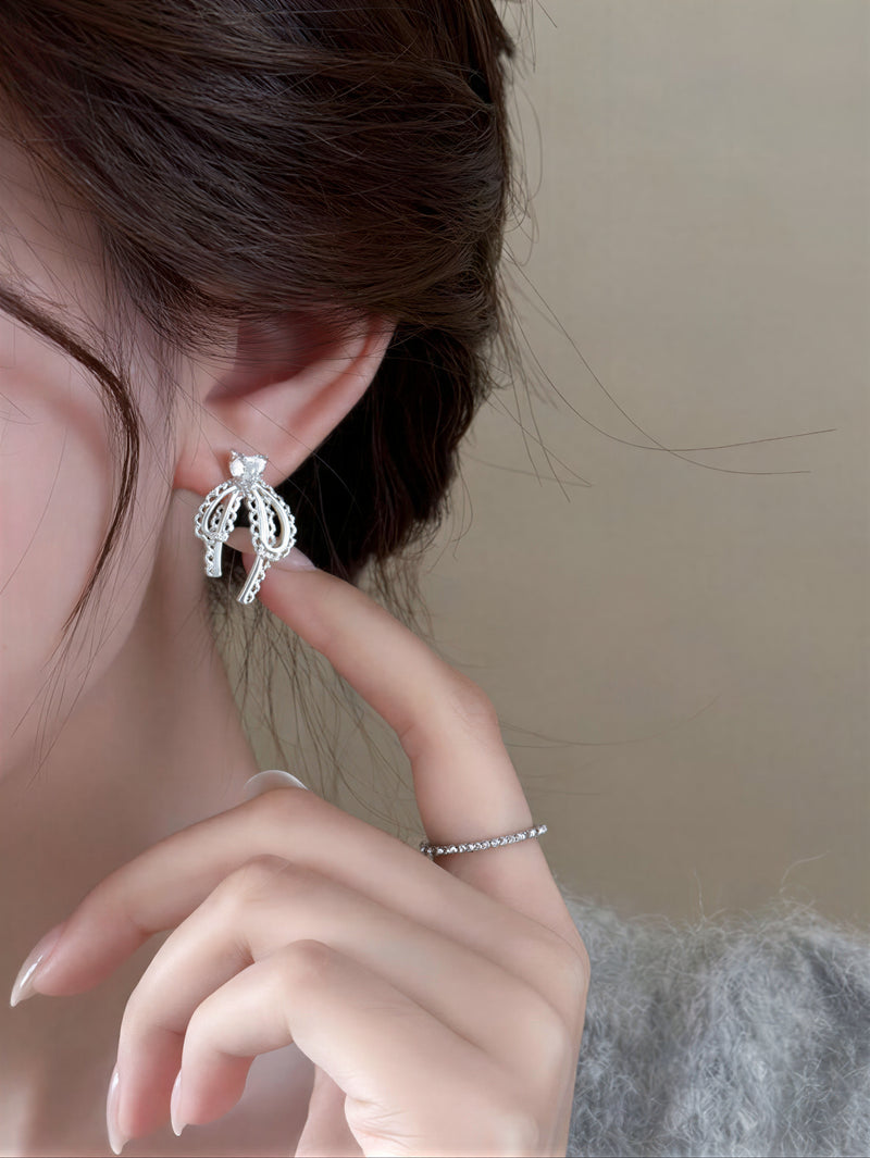 パールをあしらった 透かしリボン リボンピアス