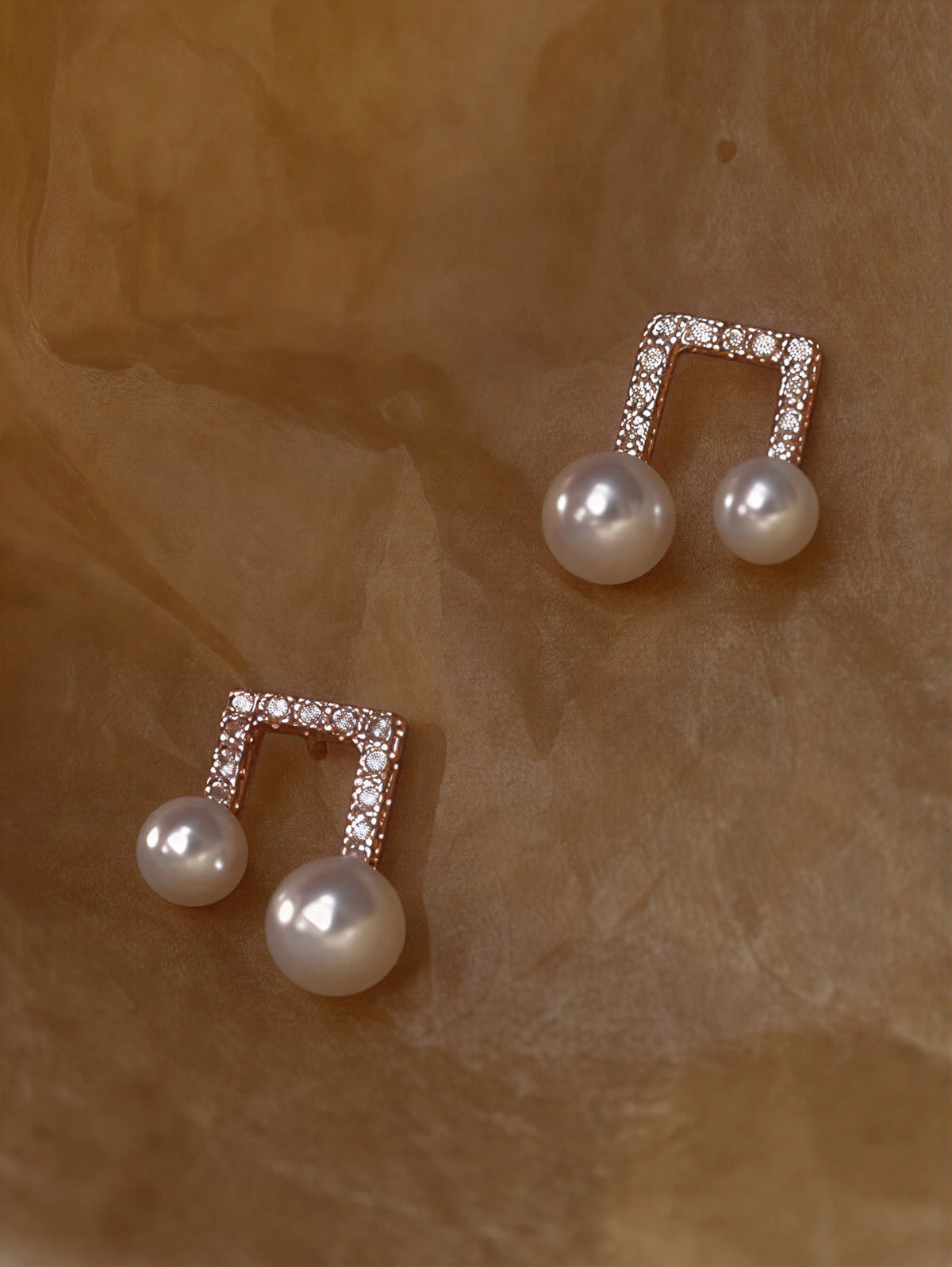【S925シルバーポスト】繊細な音符 パールアクセント 輝くスタッドピアス