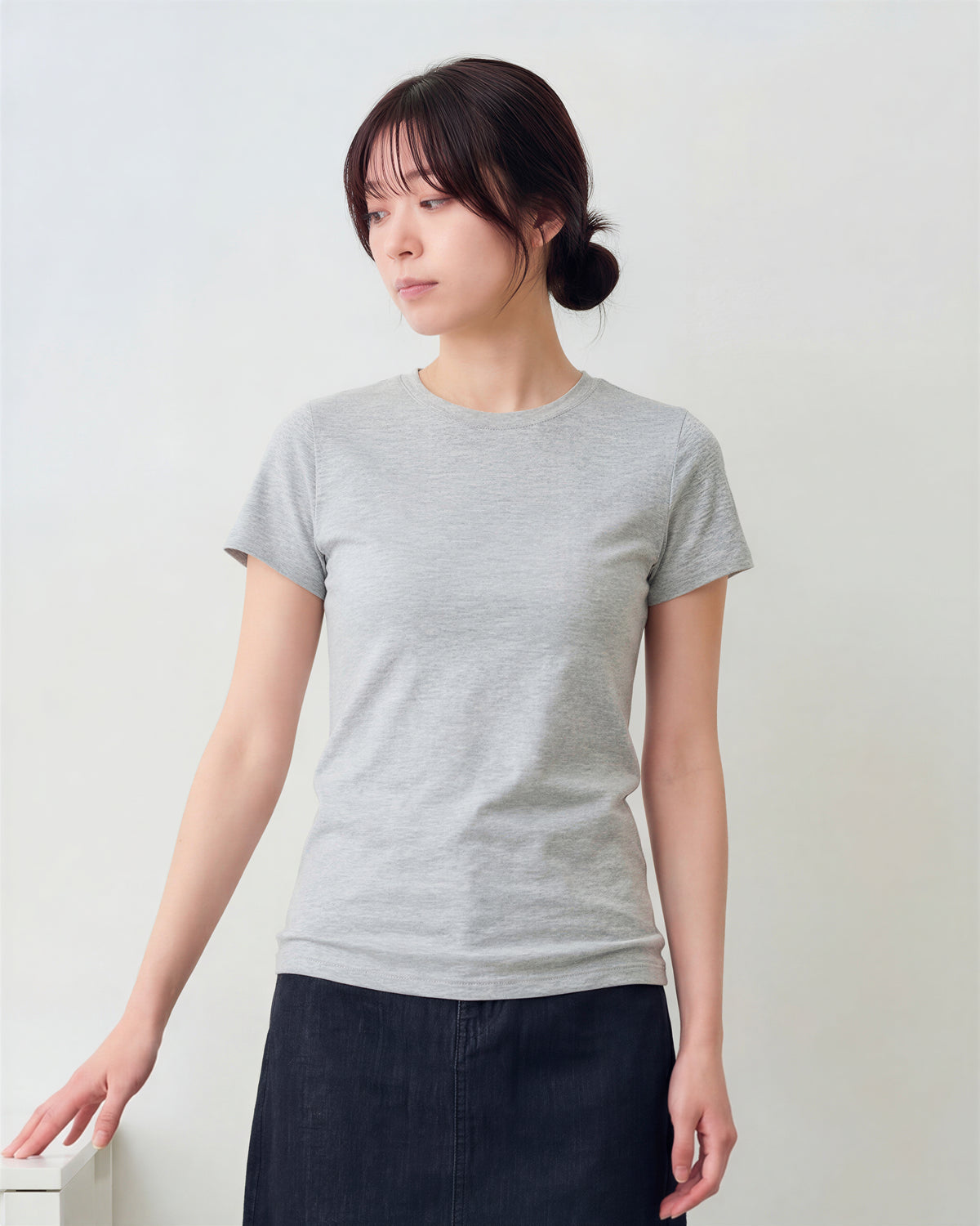 スリムフィット 伸縮性 クルーネック ショート丈 半袖Tシャツ