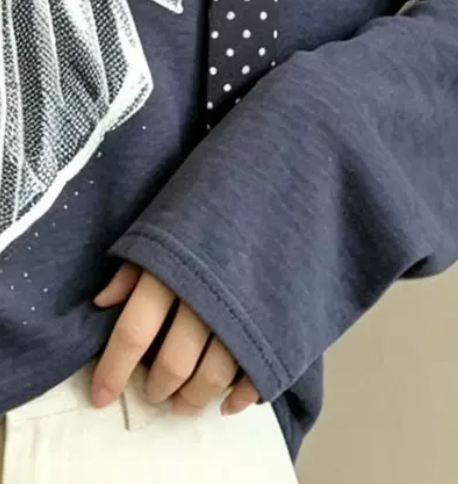 【全2色】M~2XL オフショルダー リボンプリントTシャツ