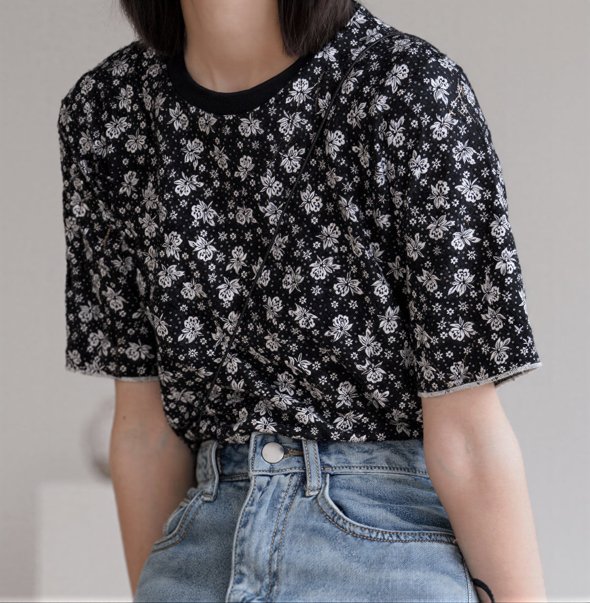 ブラック小花柄スリム半袖Tシャツ
