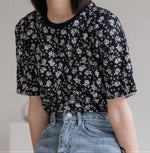 ブラック小花柄スリム半袖Tシャツ
