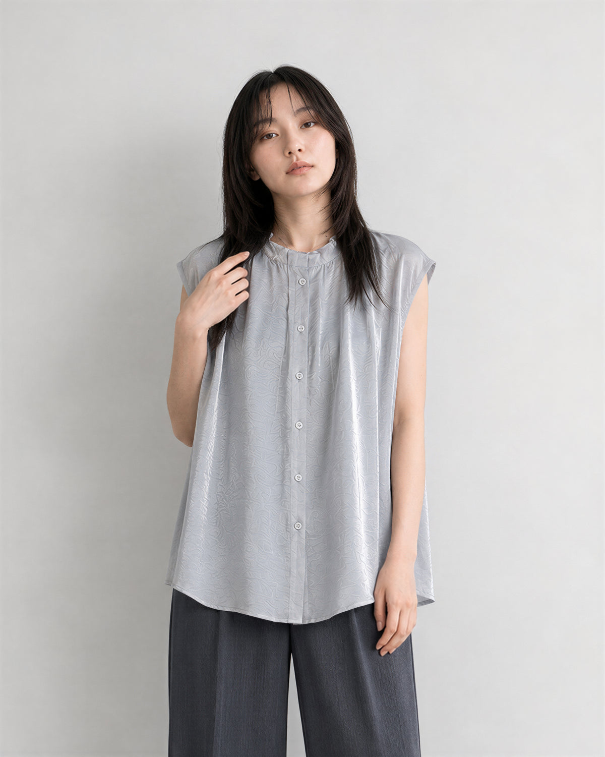 グレー スタンドカラー タック入り ゆったり ノースリーブシャツ