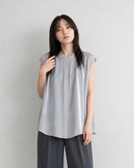 グレー スタンドカラー タック入り ゆったり ノースリーブシャツ