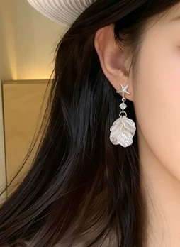 流れるような輝きと軽やかな表情 フェイスラインを美しく見せる ヒトデ＆シェルペンダントピアス