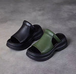 ミニマルな包み込むデザインの厚底オープントゥサンダル