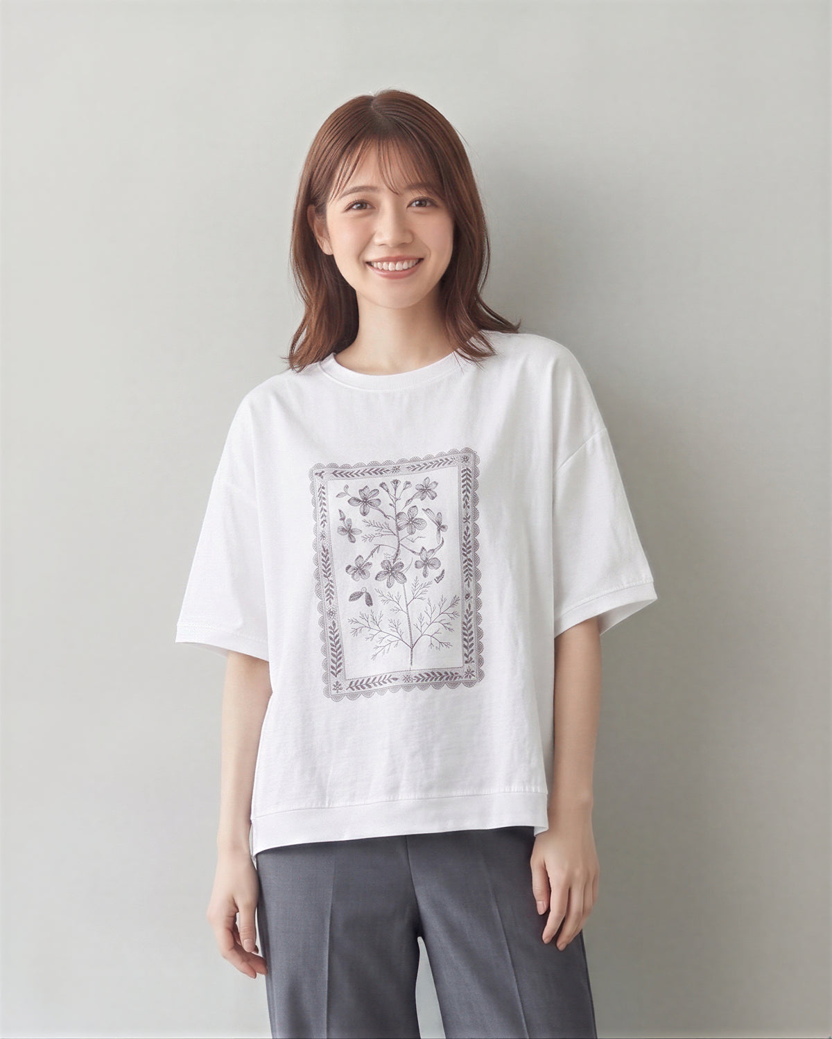 ゆったりドロップショルダー フラワープリントTシャツ