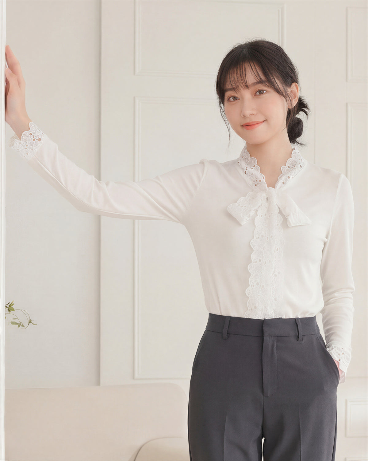 透かしレース×ボウタイ付きVネック くびれ見え長袖Tシャツ