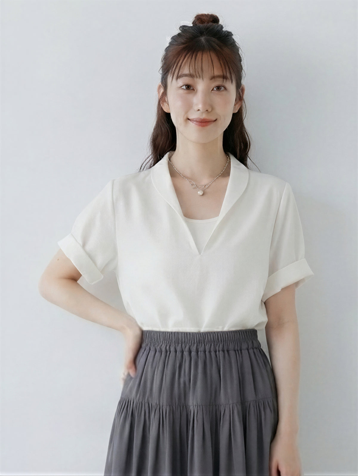 Vネック×折り返し袖 フェイクレイヤードシャツ